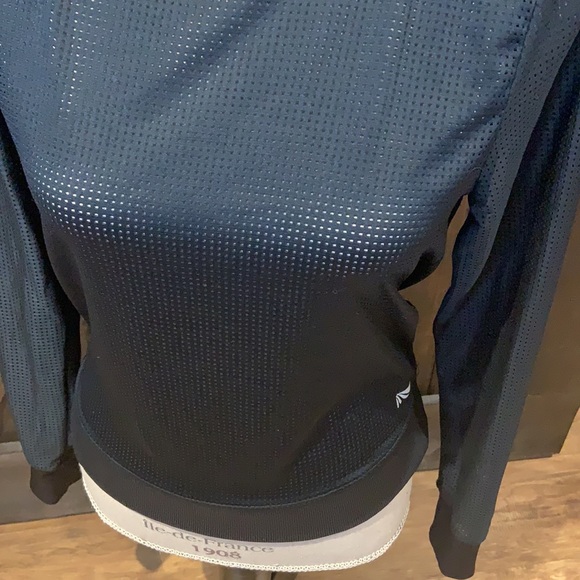 Fabletics black mesh split back workout top - Picture 2 of 7